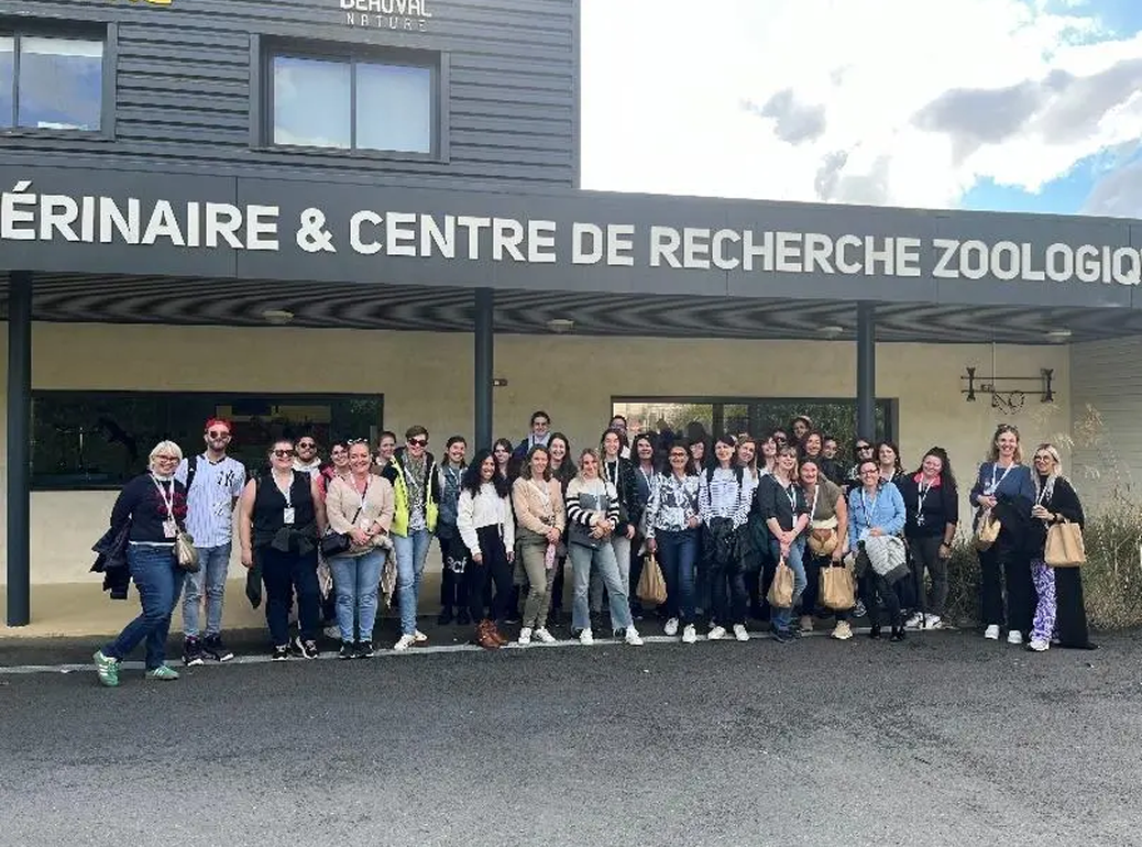Photo de groupe devant un centre vétérinaire et de recherche zoologique