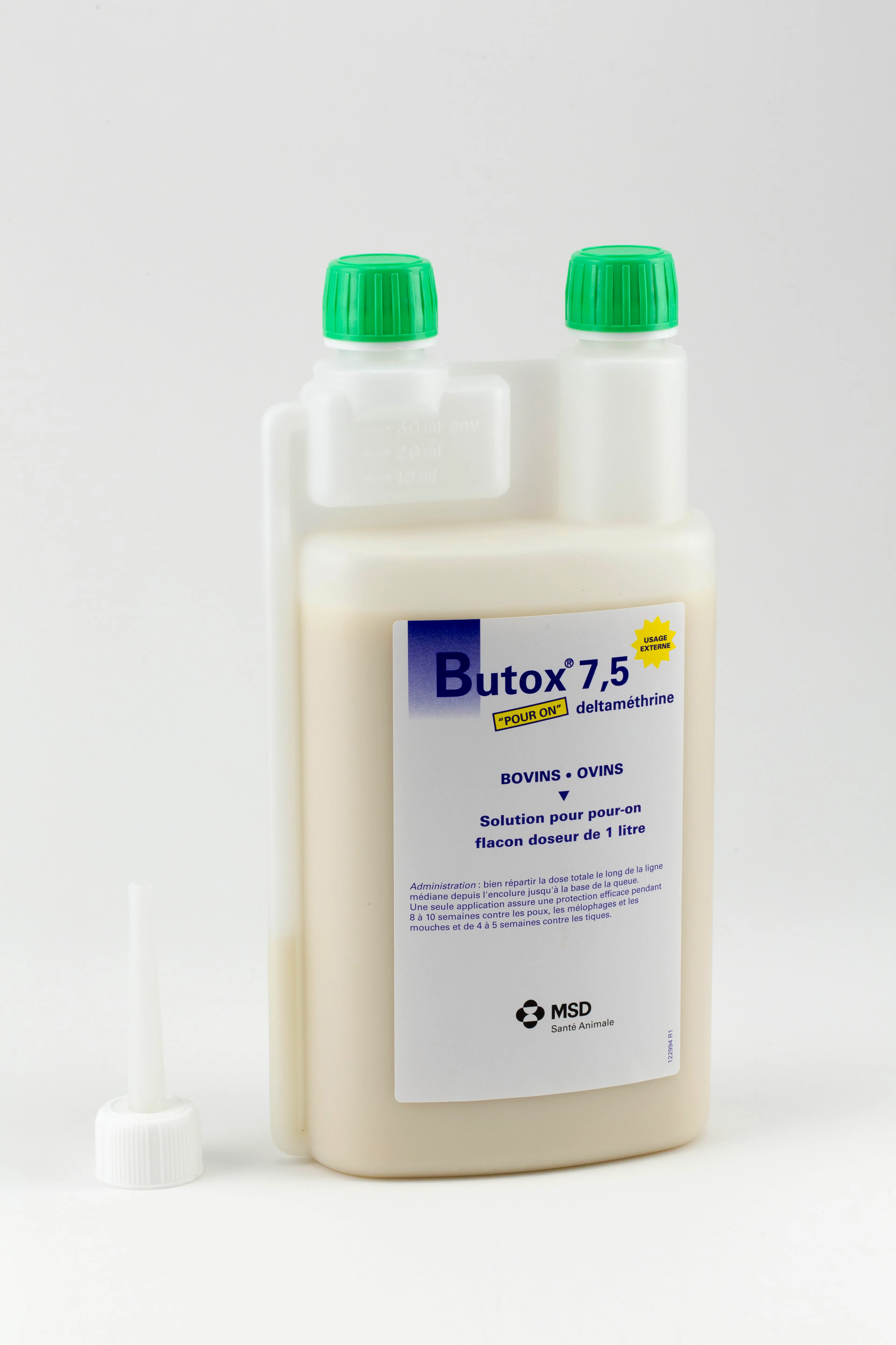 Flacon doseur de 1 litre de Butox 7,5 "Pour On" (deltaméthrine), solution pour application cutanée directe chez les bovins et les ovins.