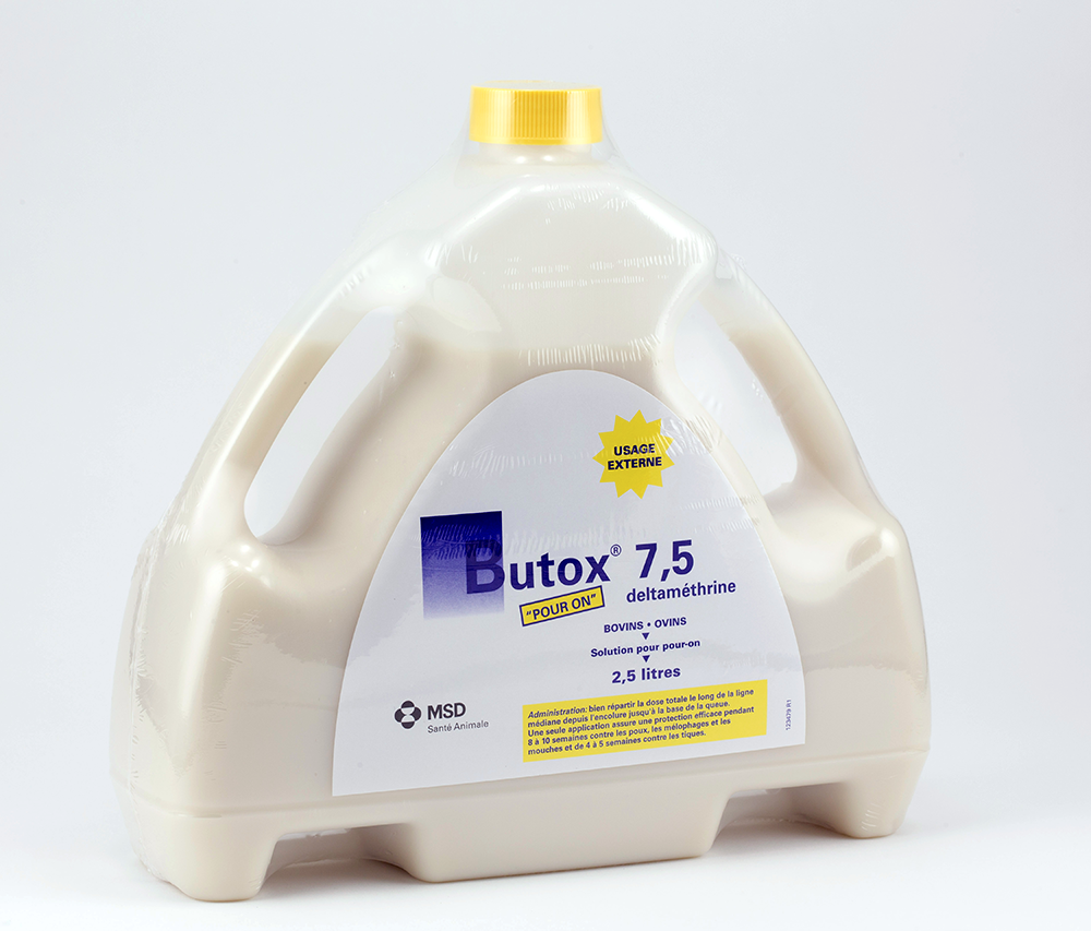Bidon de 2,5 litres de Butox 7,5 "Pour On" (deltaméthrine), solution cutanée pour bovins et ovins contre les parasites externes.
