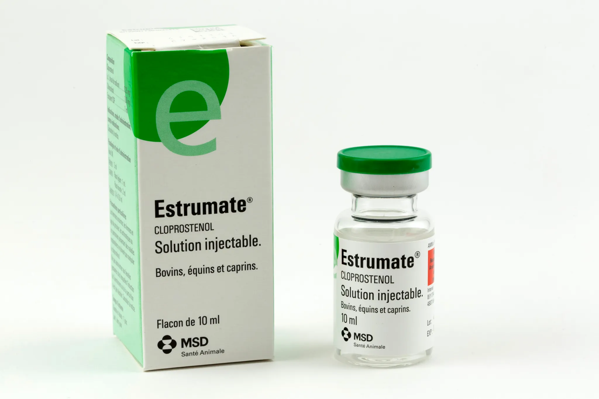 Boîte ouverte de 10 flacons d'Estrumate (cloprosténol), solution injectable de 20 ml pour bovins, équins et caprins de MSD Santé Animale.
