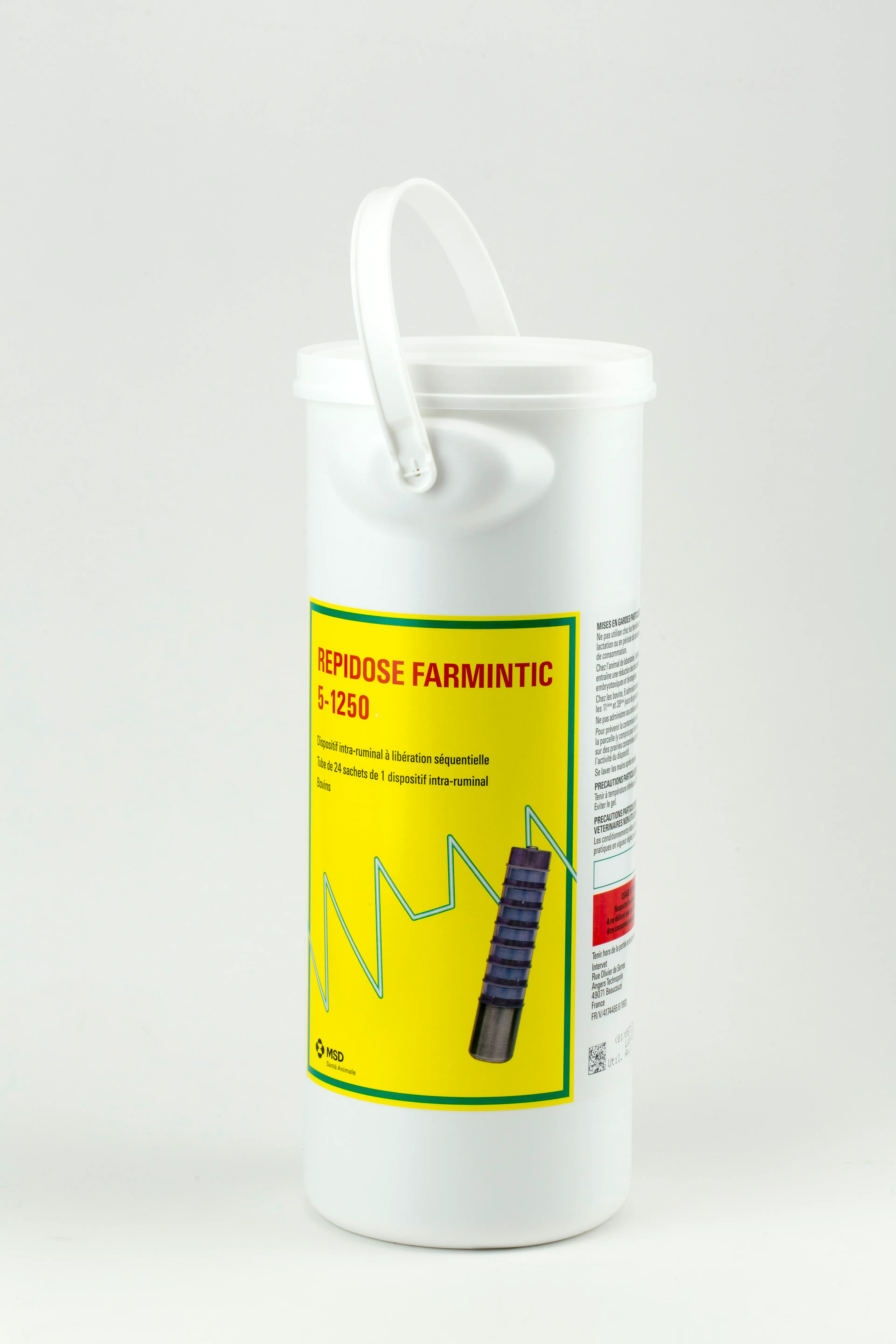 Seau de Repidose Farmintic 5-1250, dispositif intra-ruminal à libération séquentielle pour bovins, par MSD Santé Animale.