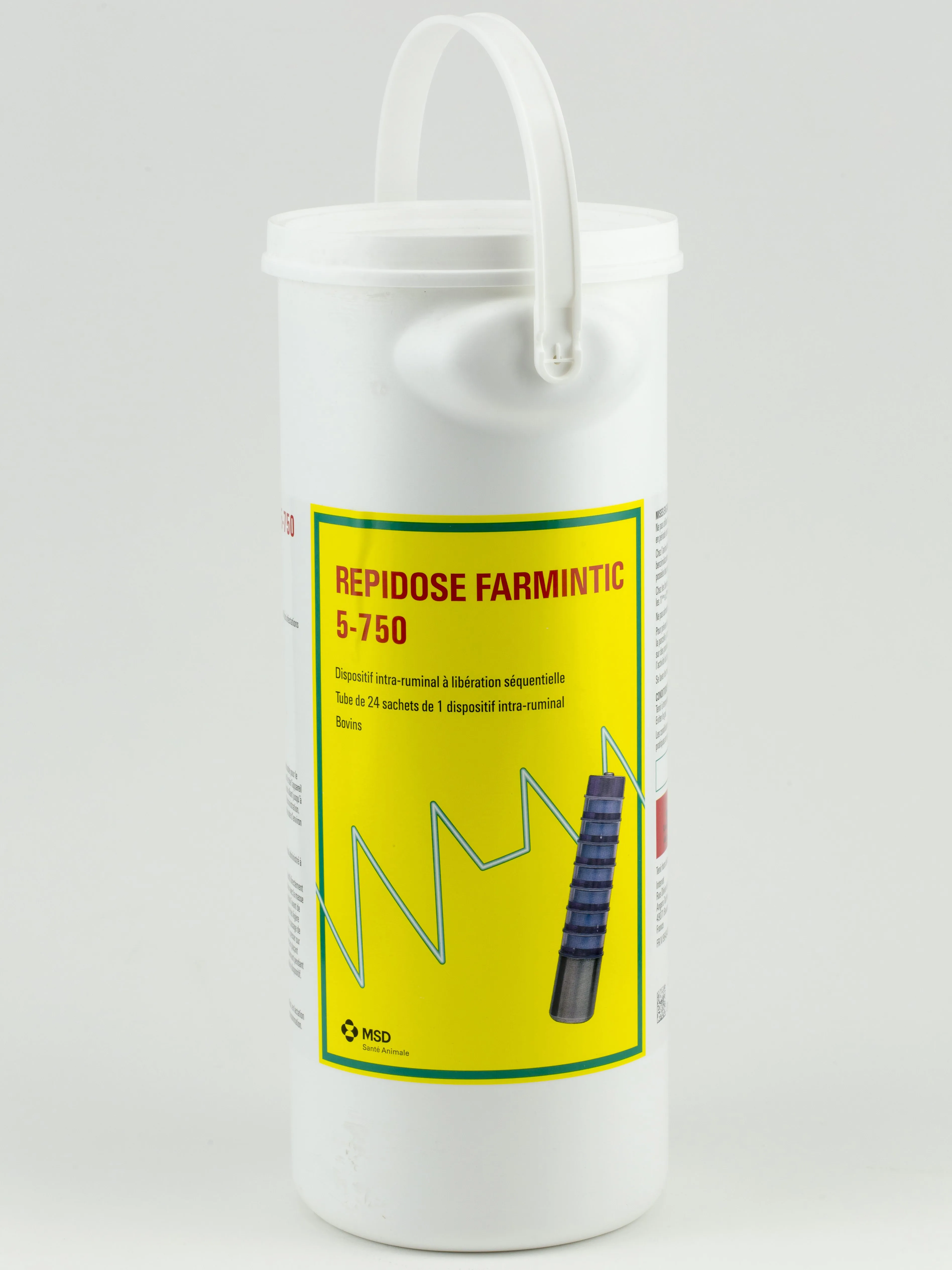 Seau de Repidose Farmintic 5-750, dispositif intra-ruminal à libération séquentielle pour bovins, de MSD Santé Animale.