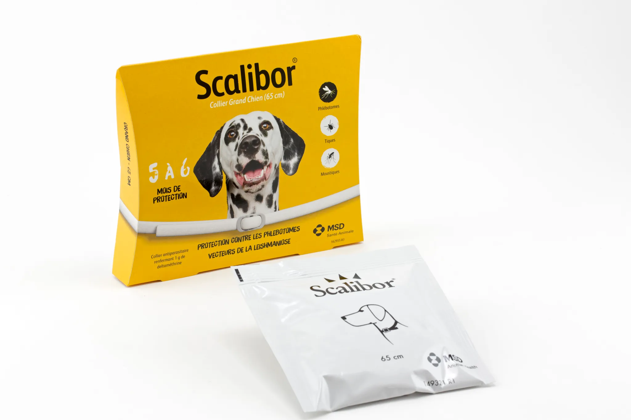 Boîte de collier antiparasitaire Scalibor (65 cm) pour grand chien et son sachet de protection individuel, par MSD Santé Animale.