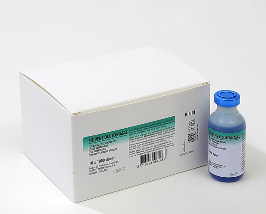 Boîte et flacon de Solvens Oculo/Nasal (1000 doses), solvant stérile coloré pour la reconstitution de vaccins aviaires, de MSD Animal Health (Intervet).