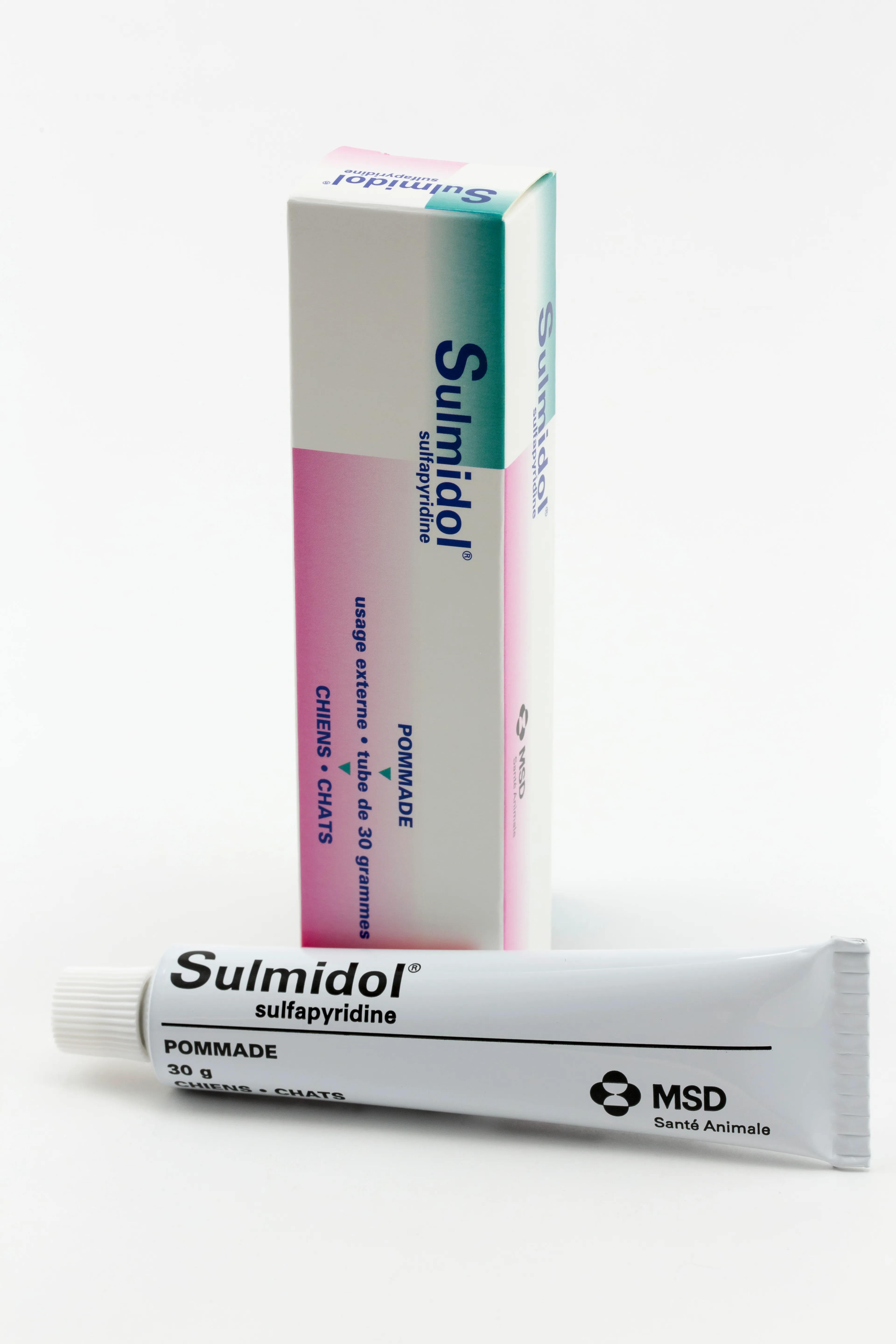 Boîte et tube de Sulmidol (sulfapyridine), pommade dermatologique de 30 g pour chiens et chats, par MSD Santé Animale.