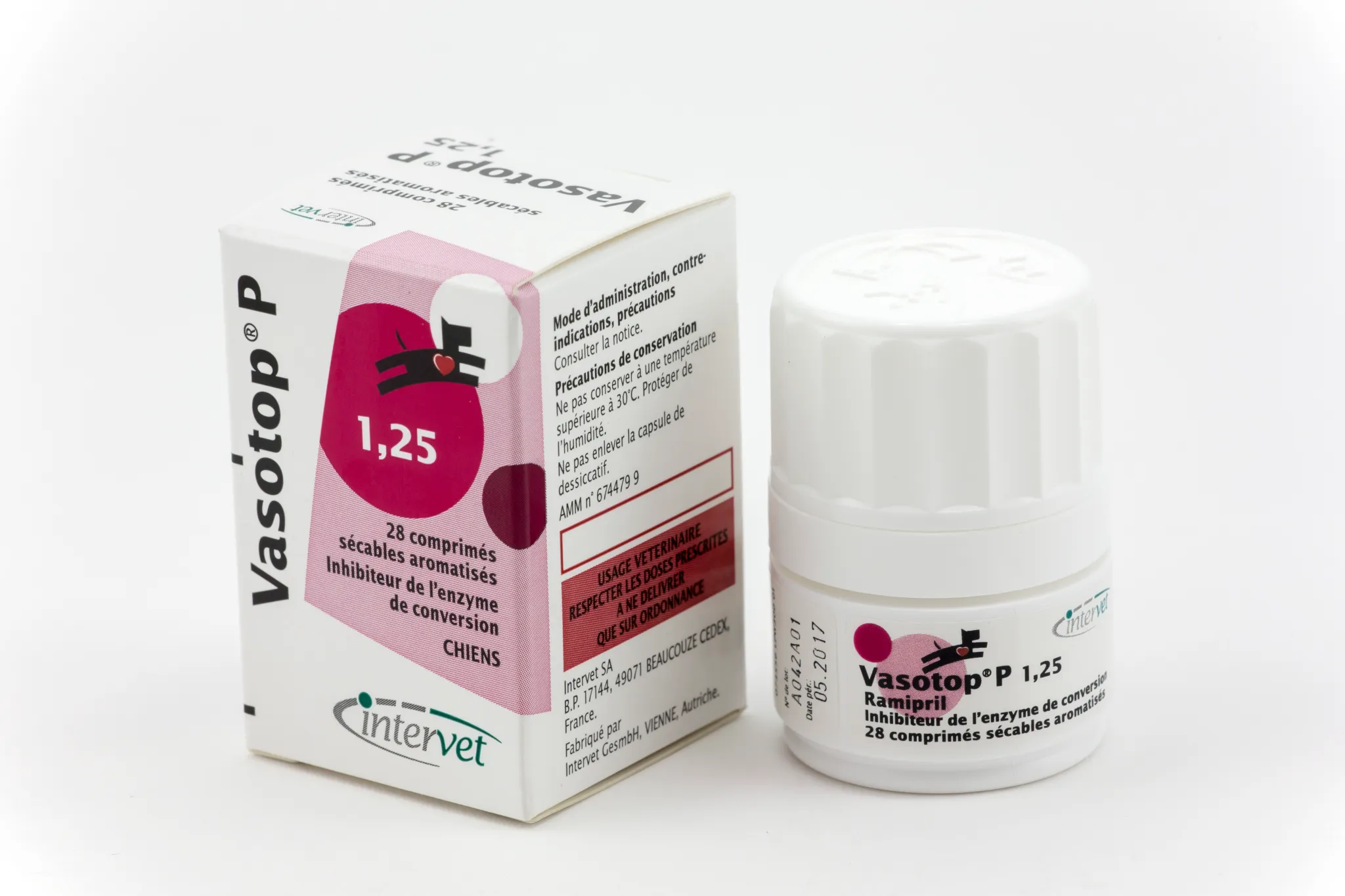 Boîte et flacon de 28 comprimés sécables aromatisés de Vasotop P 1,25 mg (ramipril) pour chiens, par Intervet/MSD.