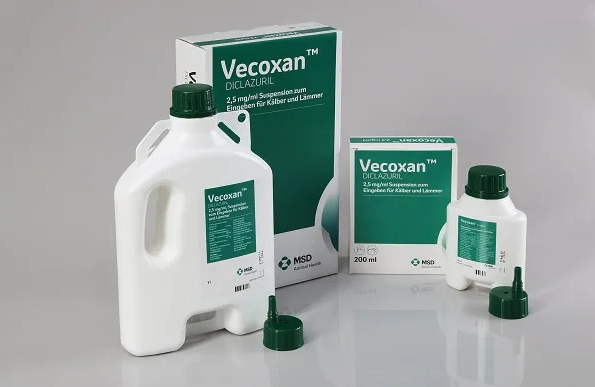 Flacons et boîtes de Vecoxan (diclazuril) 2,5 mg/ml, suspension buvable pour veaux et agneaux, formats 1 L et 200 ml, par MSD Animal Health.