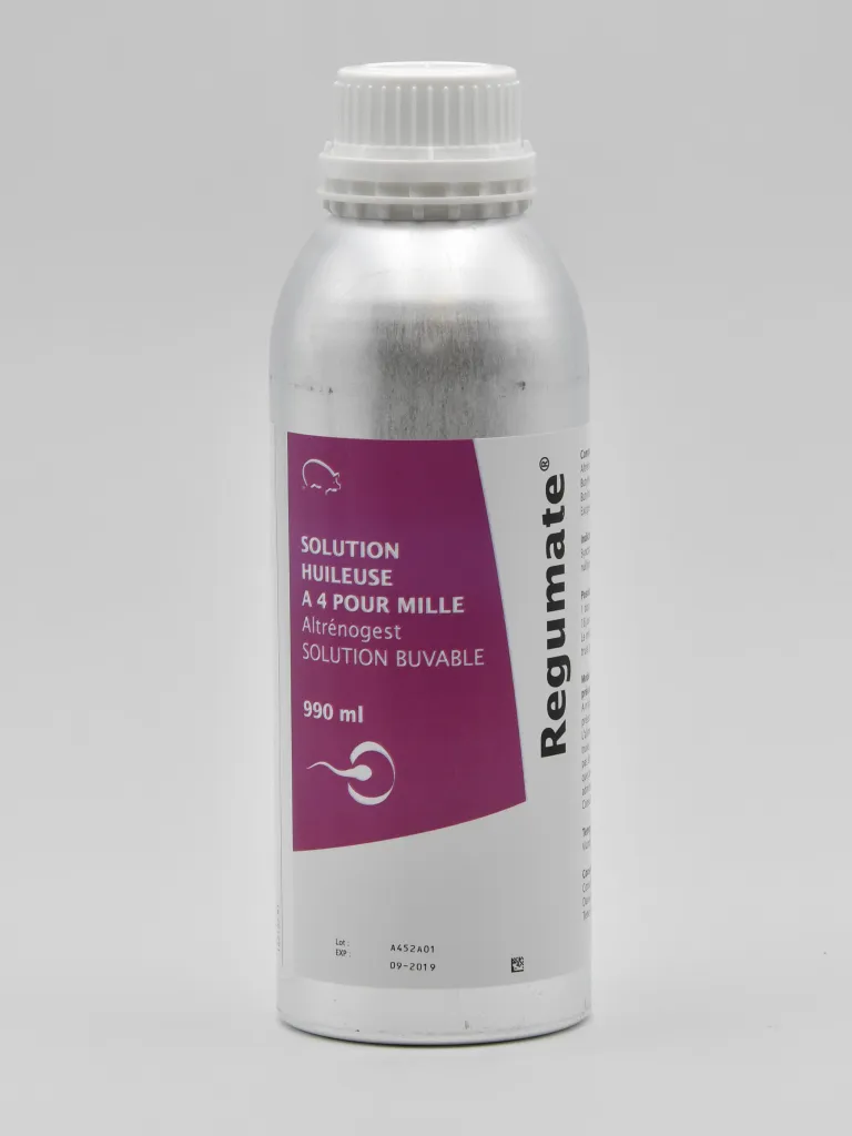 Bidon métallique de Regumate (altrenogest) 990 ml, solution huileuse buvable à 4 pour mille pour truies et cochettes, par MSD Santé Animale.