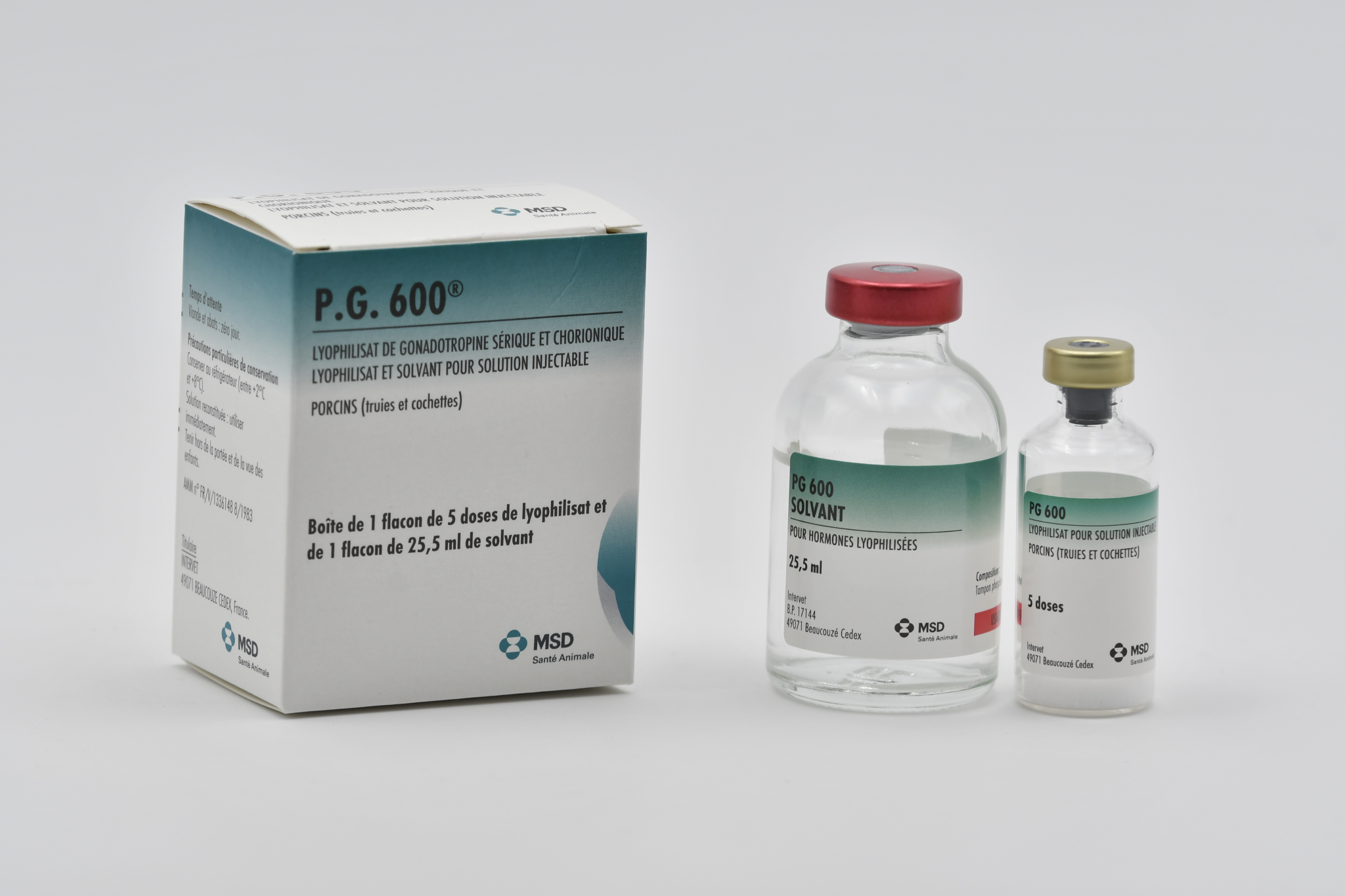 Boîte et flacons de P.G. 600 lyophilisat et solvant pour solution injectable pour porcins truies et cochettes