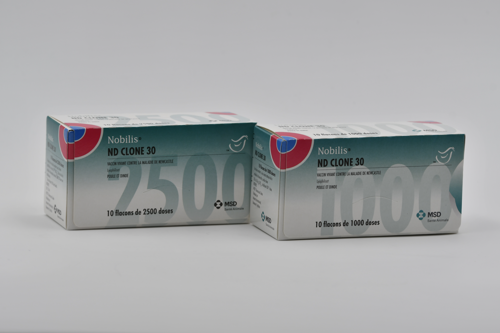 Deux boîtes de vaccins Nobilis ND Clone 30 (10 x 2500 doses et 10 x 1000 doses), vaccin vivant contre la maladie de Newcastle pour poules et dindes MSD Santé Animale.
