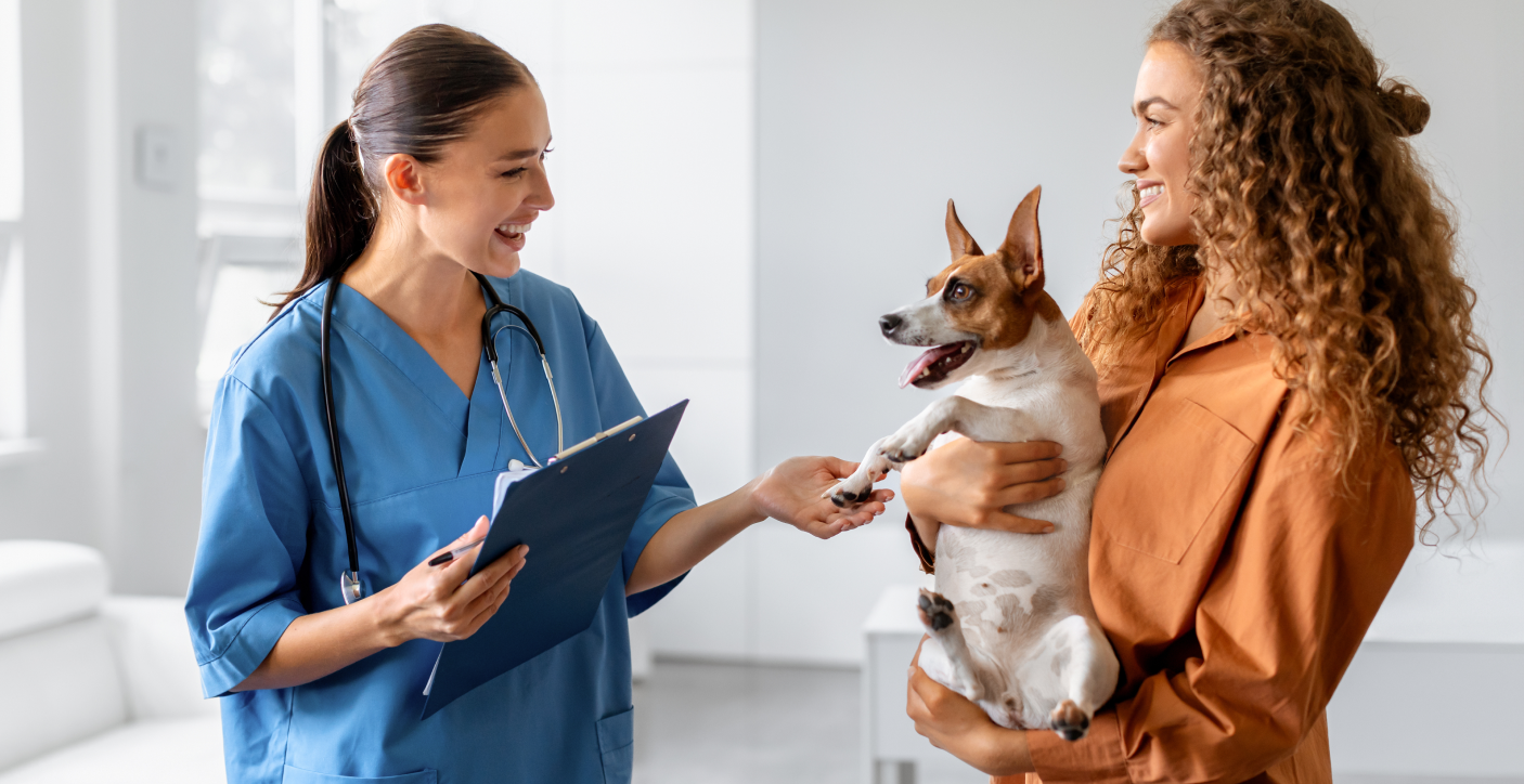 Proximité et soin aux ovins Un homme souriant en veste de travail bleue porte un jeune mouton dans ses bras au milieu d'un pâturage verdoyant.