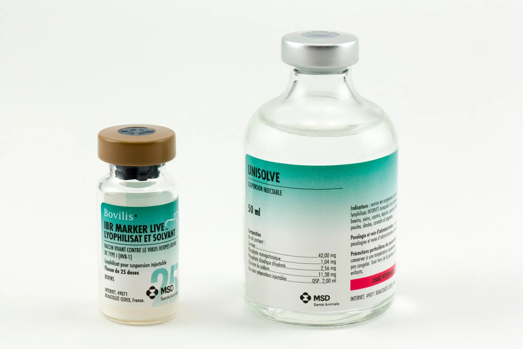 Packshot de Bovilis IBR Marker Live, vaccin vivant contre le virus herpès bovin de type 1, incluant le flacon de lyophilisat de 25 doses et son solvant.