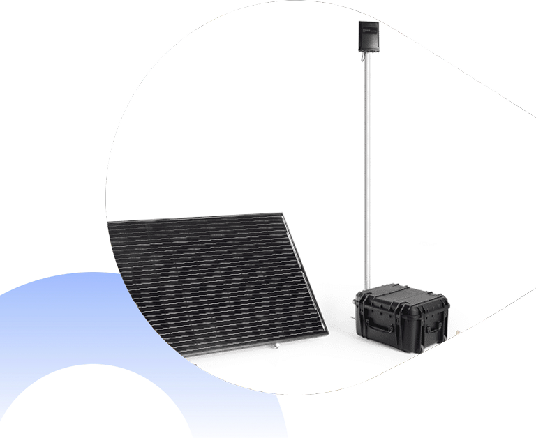 Système de capteur sans fil avec panneau solaire et boîtier de transport robuste sur fond blanc.