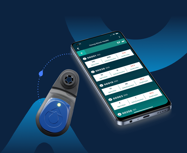 Un smartphone affichant une application de santé animale à côté d'un capteur intelligent bleu sur fond sombre.