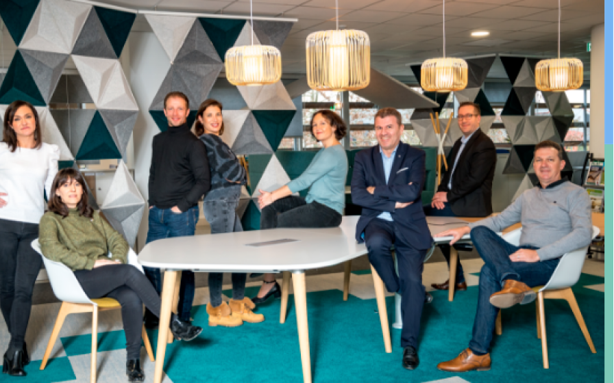 Équipe MSD Santé Animale – Bureaux Portrait de groupe de l'équipe MSD Santé Animale posant dans un espace de travail collaboratif moderne et coloré.