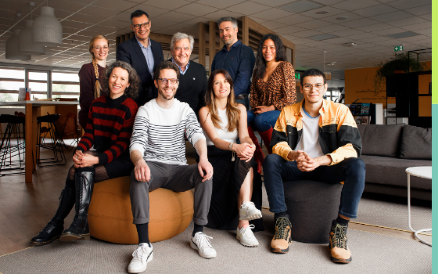 Équipe MSD Santé Animale – Espace Détente Portrait de groupe des collaborateurs de MSD Santé Animale assis dans un espace lounge moderne avec des poufs et un canapé gris.
