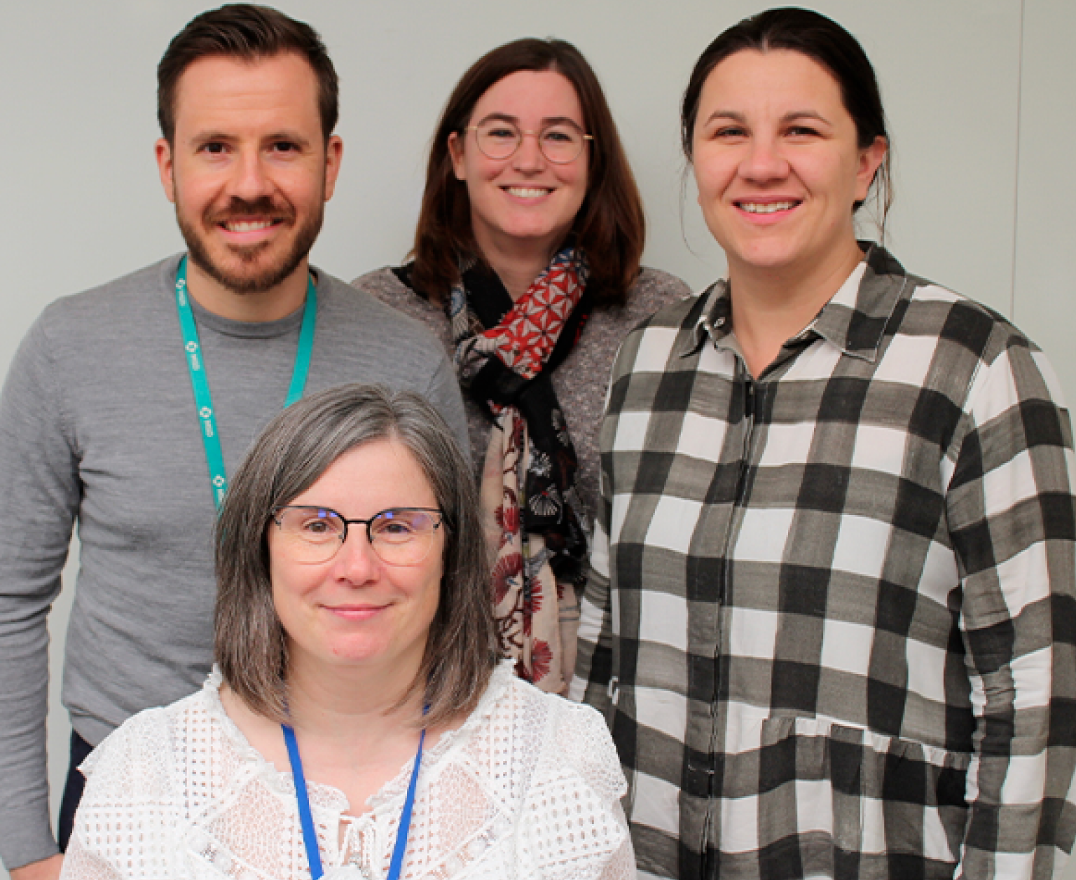 Collaborateurs MSD Santé Animale – Équipe Support Portrait de groupe de quatre collaborateurs de MSD Santé Animale souriants, incluant trois femmes et un homme portant un cordon MSD.