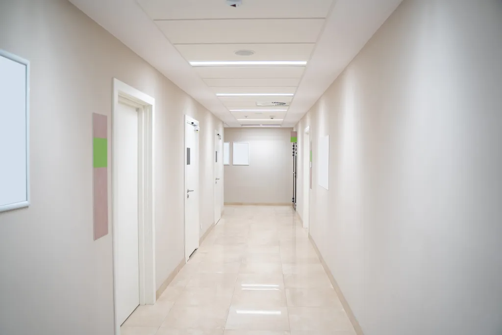 Couloir intérieur d’une clinique vétérinaire