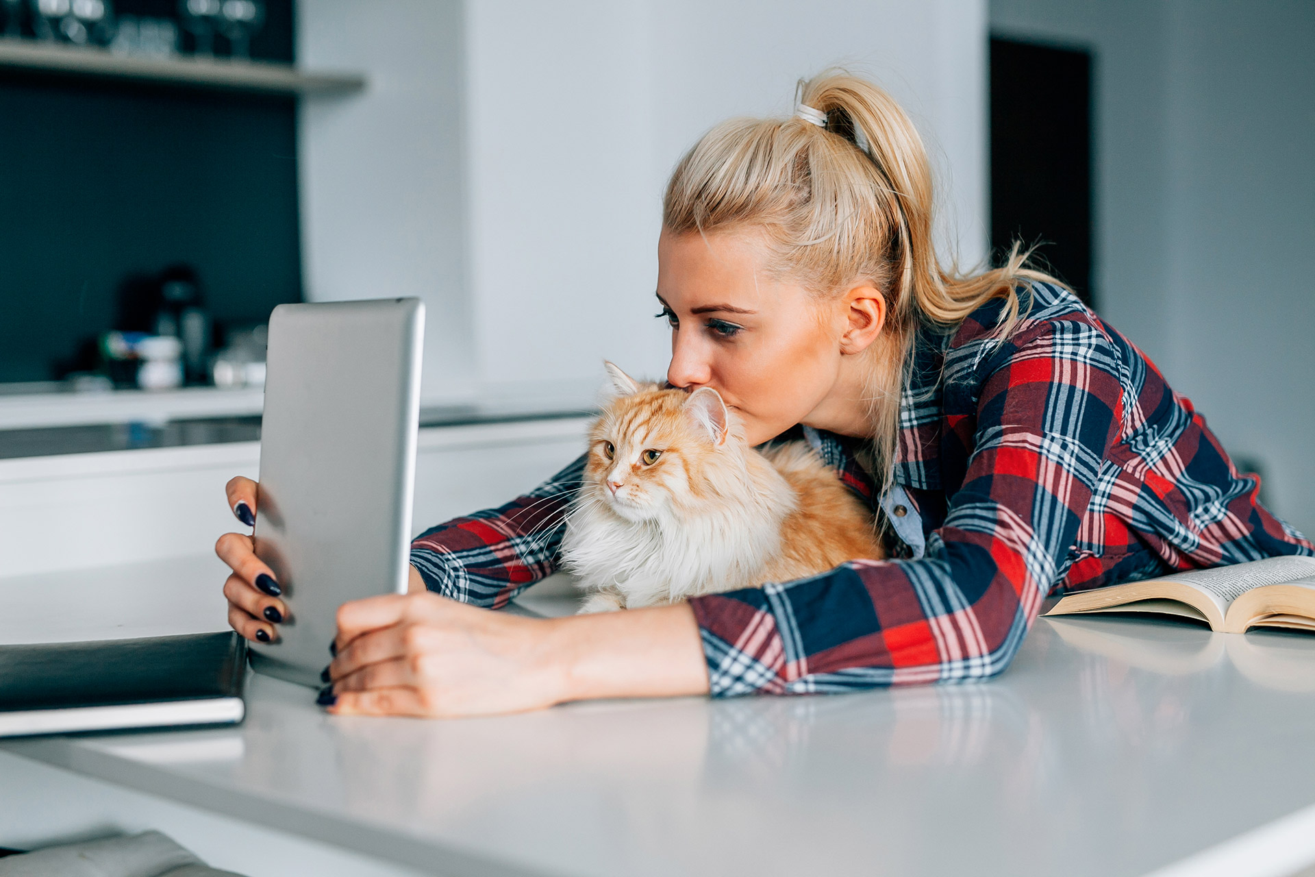 femme qui fait un câlin à son chat